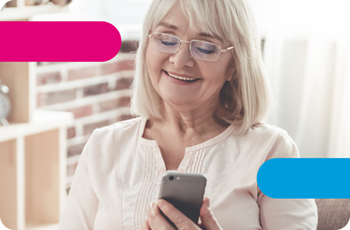 Persona con smartphone monitoreando su salud cardiaca